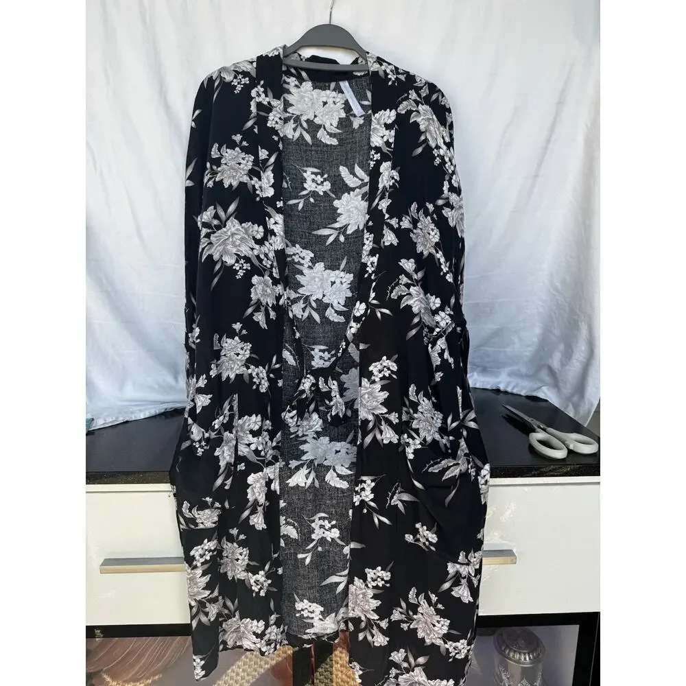 Spiritual Ganster Floral Kimono cover-up "one size"Floral black white - Picture 2 of 5